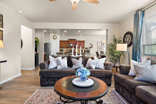 Photo - 663 W Archerfield St