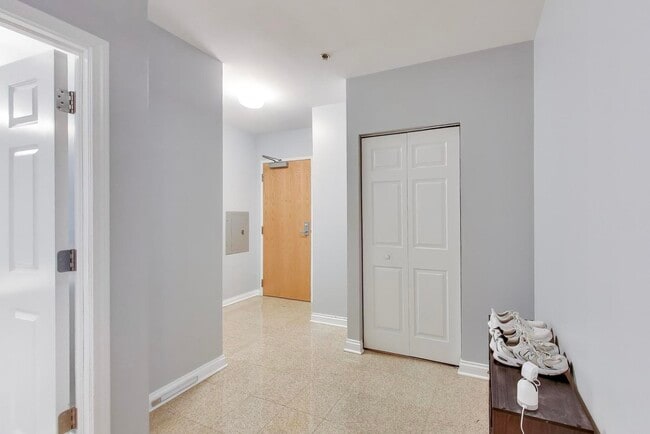 Building Photo - 8 W Monroe St Unit 704