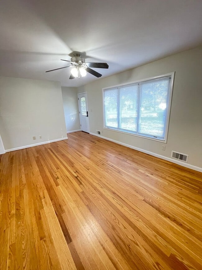 Photo - NEW ON THE MARKET– Charming 3bd/1ba Ranch ...