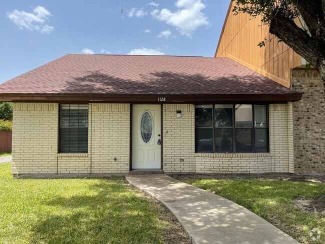 Building Photo - 1128 Redbud Ave Rental