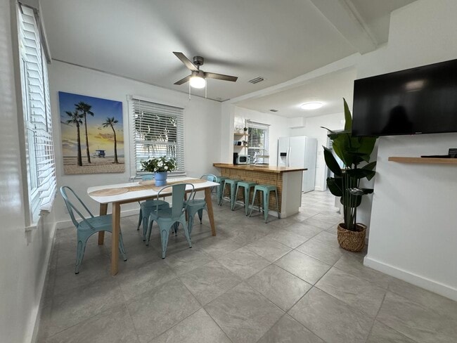 Photo - 305 N Lakeside Dr
