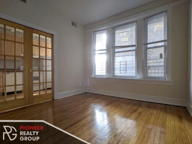 Photo - 3050 N Greenview Ave Unit 2