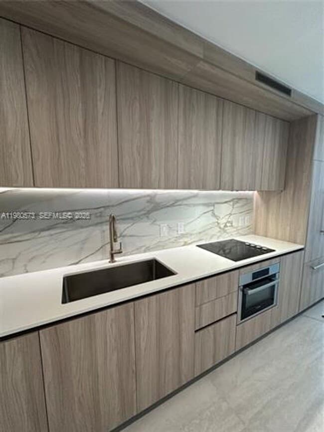 Building Photo - 77 SE 5th St Unit 77 SE 5th St # 1514