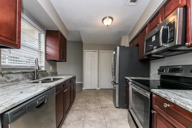 Photo - 212 Great Yarmouth Ct House