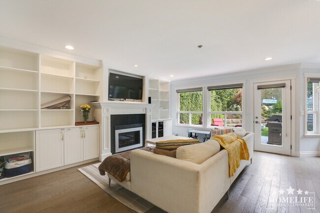 Photo - East Beach House, Located a Short Walk to ... Unit House
