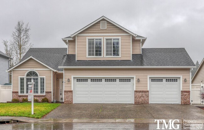 Wonderful 2 Story home in La Center - Wonderful 2 Story home in La Center