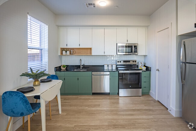 1BR, 1BA - 816SF - Plaza Flats