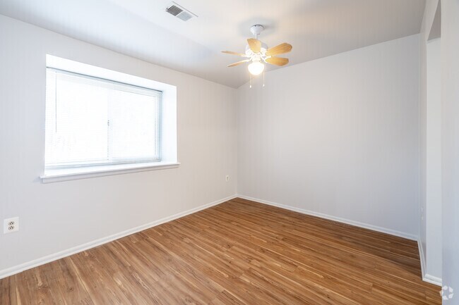 1BR, 1BA - 842SF - Corner - Dining Area