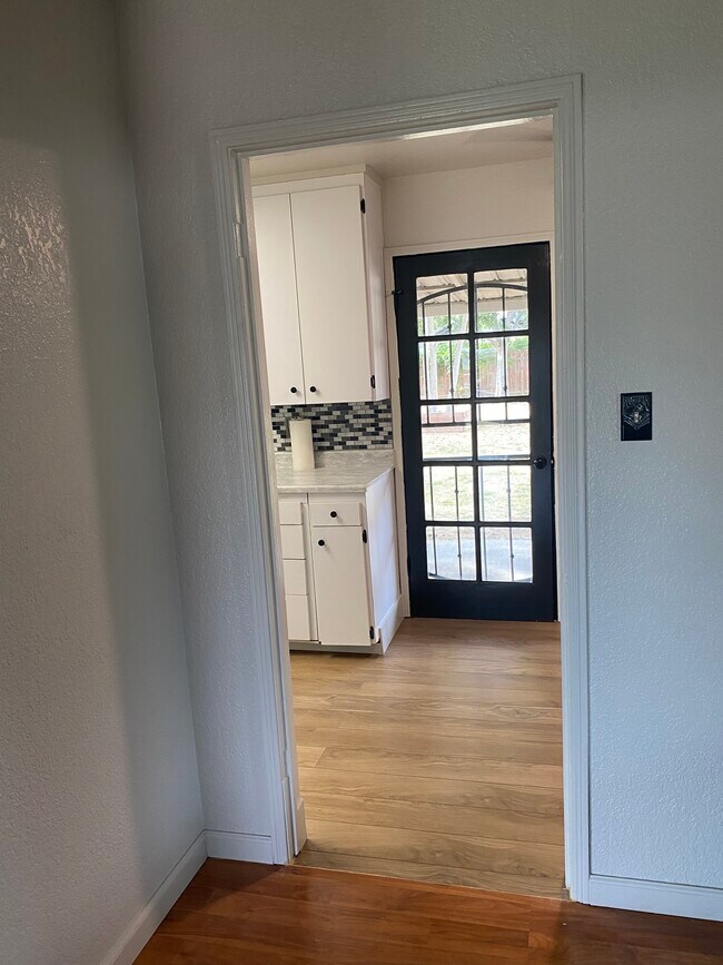 Photo - 1211 E Lansing Way