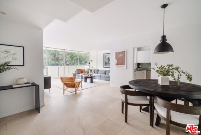 Photo - 8787 Shoreham Dr Unidad 403 Rental