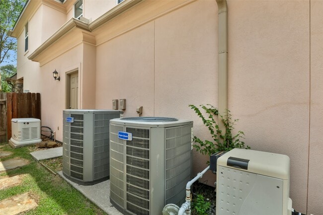 Building Photo - 14115 Norhill Pointe Dr
