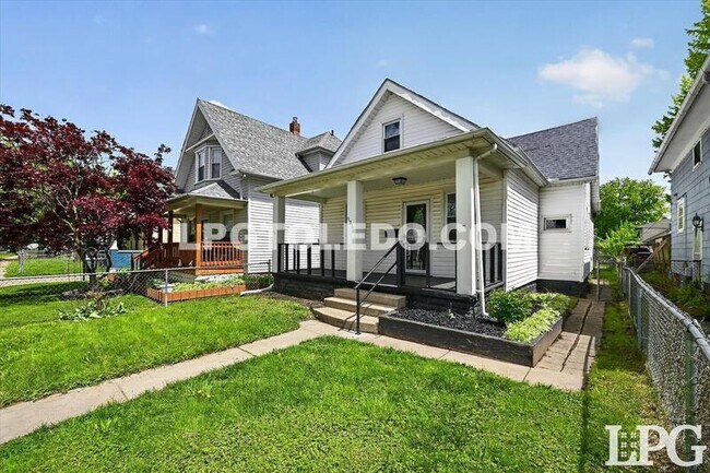 Photo - 921 Berry St