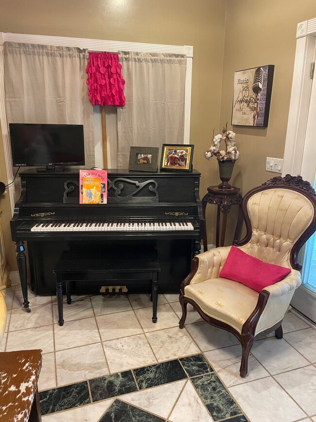 Photo - 176 Schools Dr Unidad ID1343299P