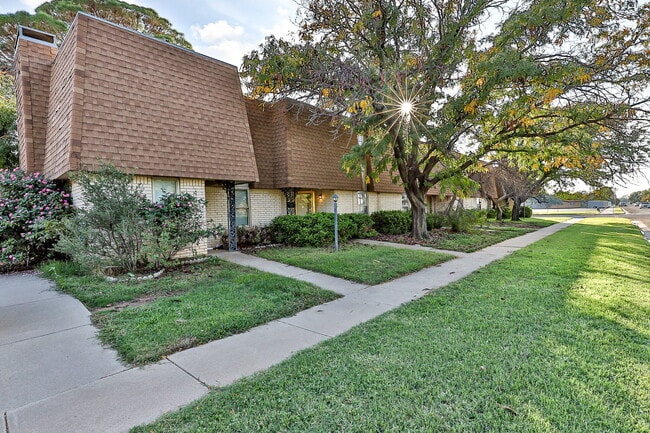 Photo - Spacious 2 Bedroom Townhome with Carport!