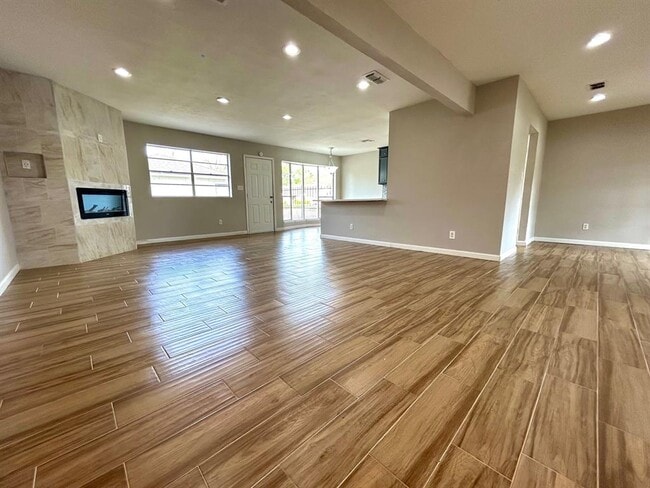 Photo - 5926 Darkwood Dr