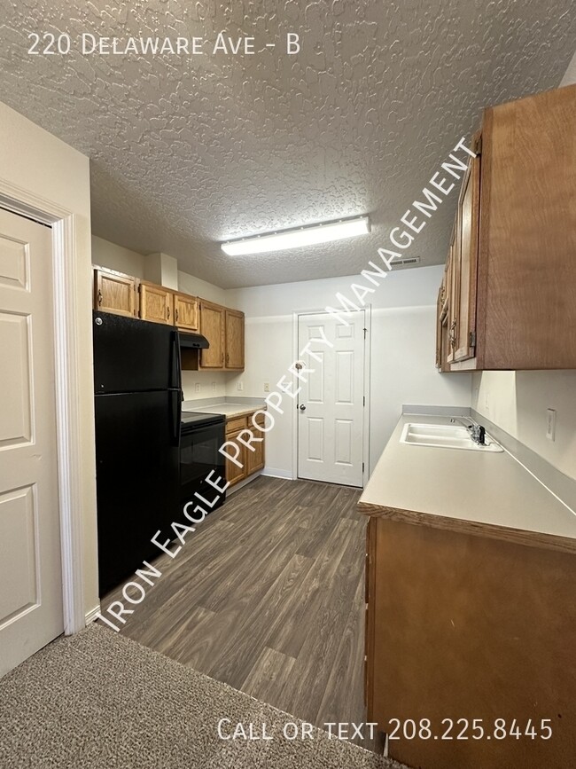 Building Photo - 220 Delaware Ave Unit B