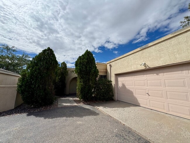 Building Photo - Beautiful 2 Bedroom 1.5 Bath Home. Rio Rancho