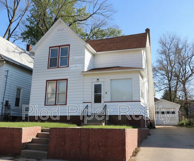 Building Photo - 803 S James Ave