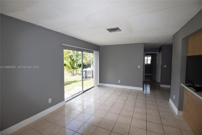 Building Photo - 825 SW 10th St Unit A