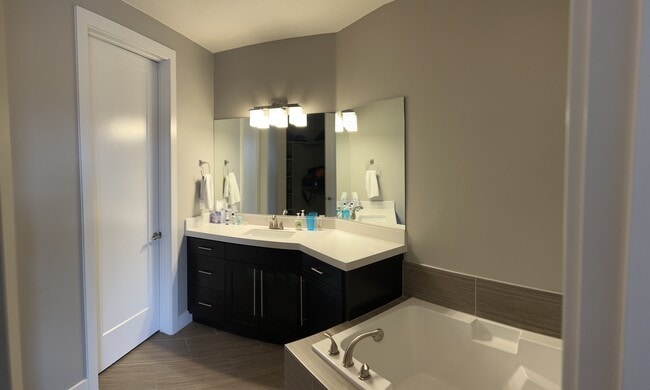 Bathroom master - 810 S Dixie Dr Unit 2225
