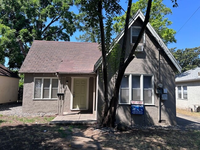 Building Photo - 3bd 2 ba home, great location