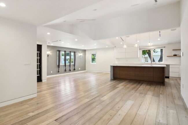 Building Photo - 19041 Calvert St Rental