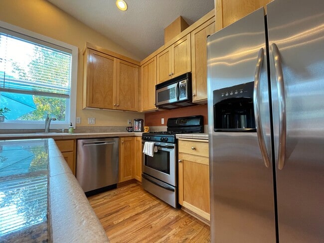 Photo - Lovely Townhouse with 2 Bedroom 1.5 Bathro...