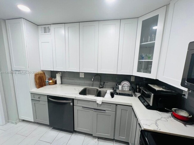 Building Photo - 400 Kings Point Dr Unit 1504