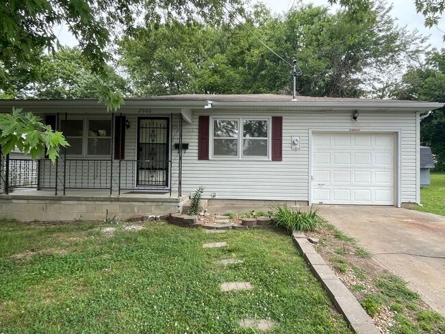 Building Photo - Updated 3 bed/1 bath home! With a 1 car ga...