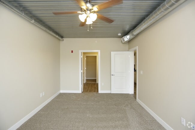 2BR, 2BA - The Woodford/1055 SF
