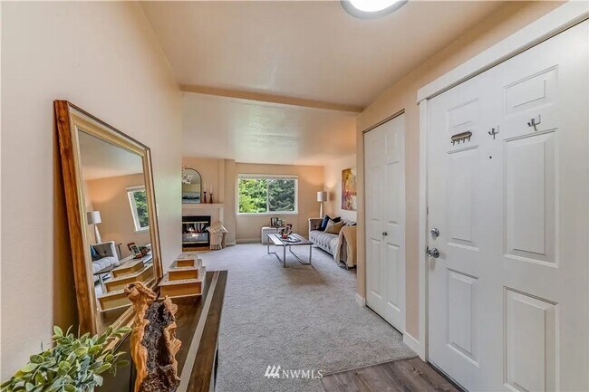 Photo - Bellevue - Spacious 2 Bedroom / 2 Bath Corner Condo Unit C1 **Pool and Gym!**