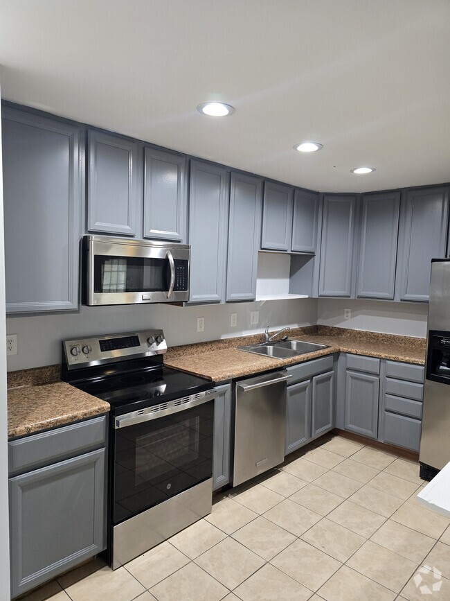 Building Photo - 7984 Shady Oak Trl Unit Shady Oak Condo