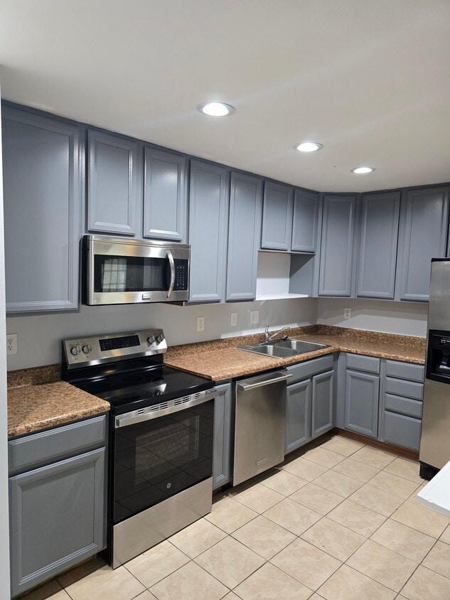 Stainless steel appliances - 7984 Shady Oak Trl (Charlotte, NC)