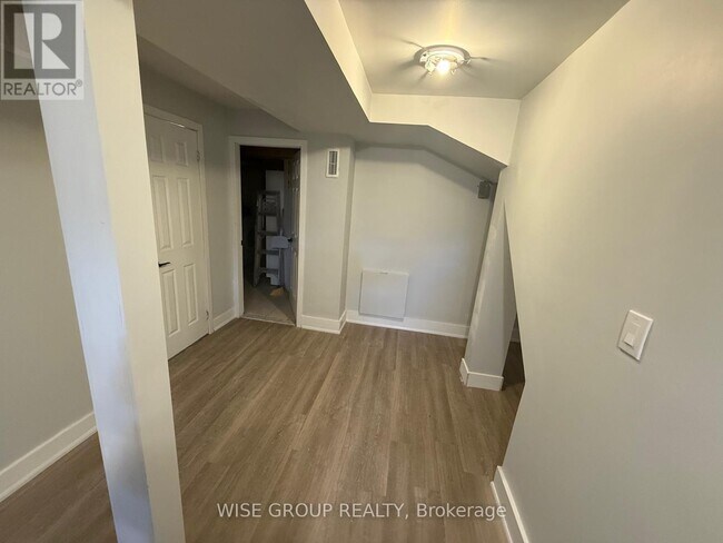 Photo - 55 Purdy Crescent