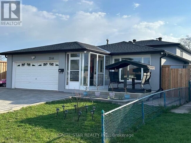 Photo - 3246 Oakglade Crescent