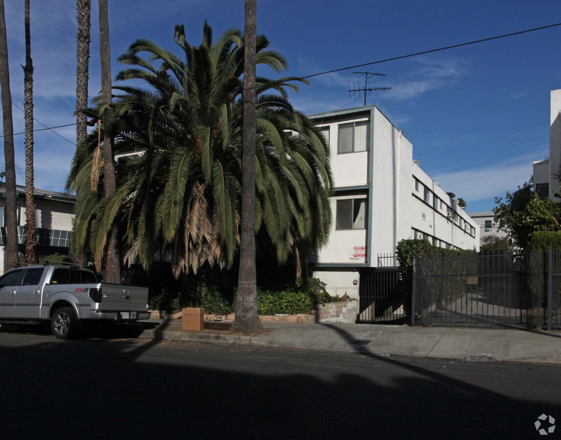 Photo - 5411 Russell Ave