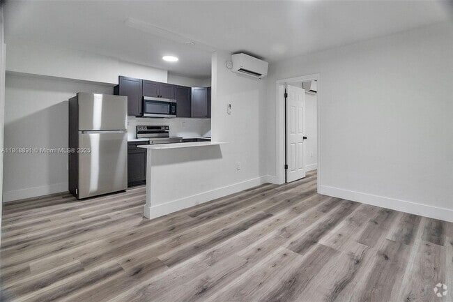 Building Photo - 4037 SW 65th Ave Unit 10 Rental