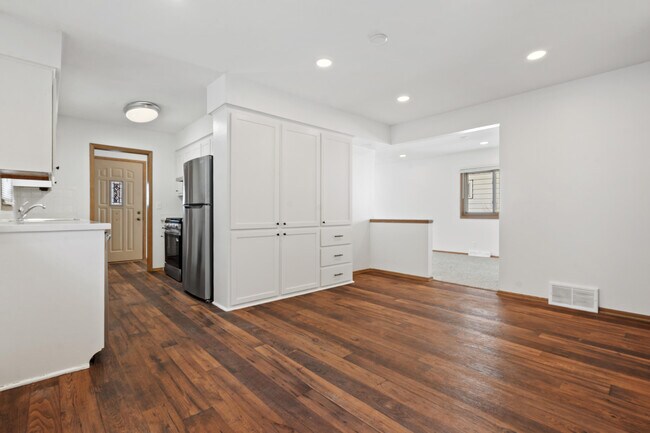 Photo - 2450 S 95th St