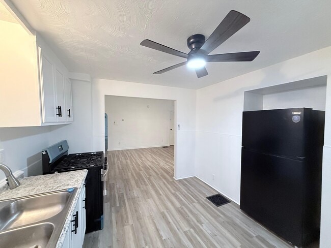 Photo - 537 McCully St