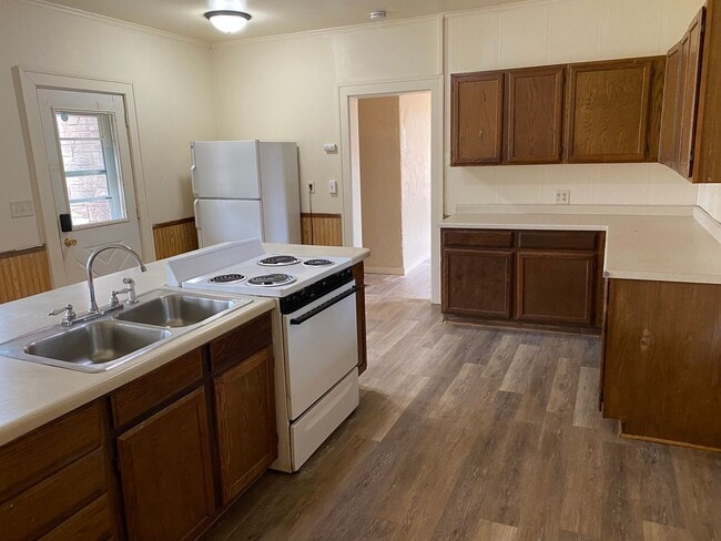 Building Photo - 1331 Grand Ave Unit 1331 1/2 (Lower)