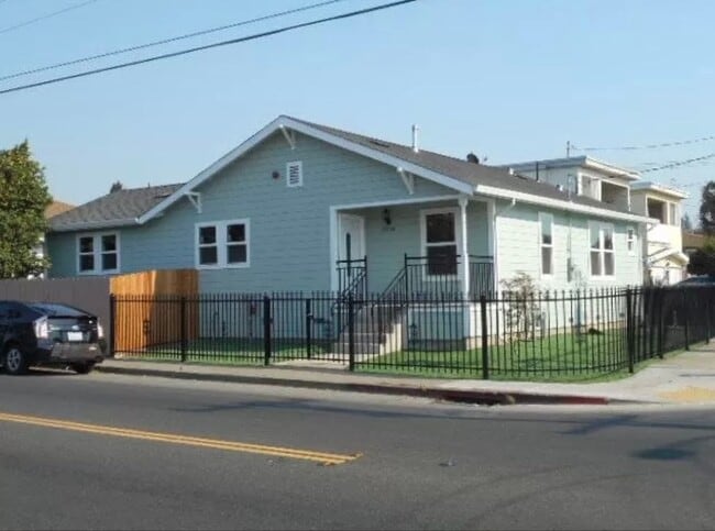 Building Photo - Beautiful & Cozy 4 Bedroom Home with Modern Upgrades!