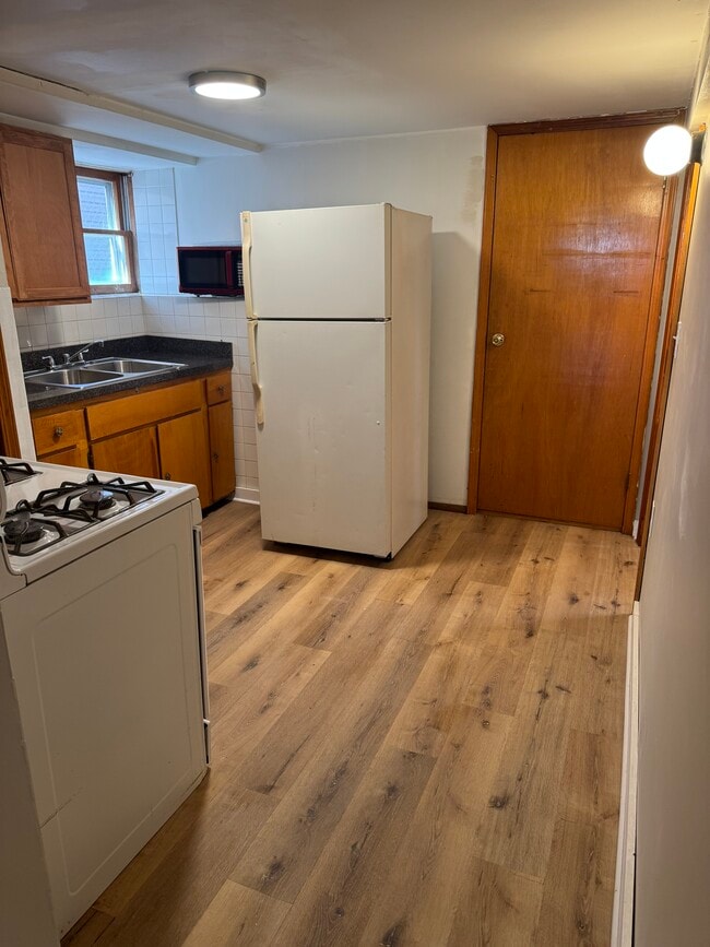 Kitchen - 5114 W Grace St Unit Garden apartment
