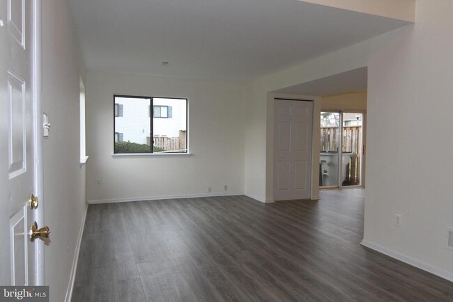 Building Photo - 9008 Sandalwood Dr