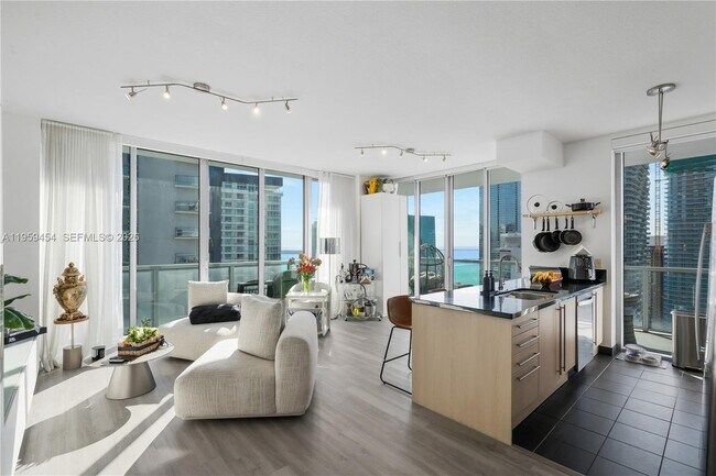 Photo - 1111 SW 1st Ave Unidad UPH4019-