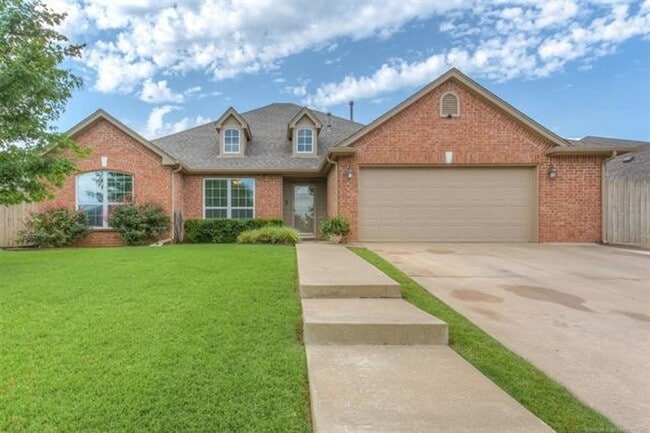 Photo - Owasso - 4 bedroom beauty in ever popular Sawgrass Park and Bailey Ranch schools.