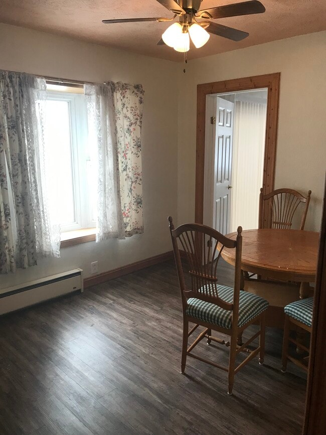 Dining room with bay window - 902 S Lundstrom St