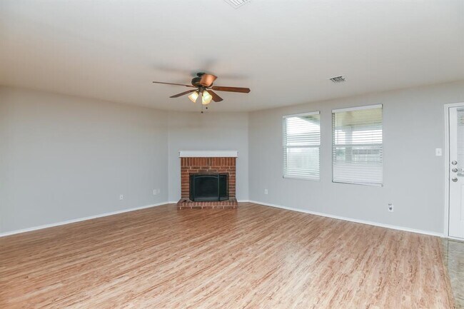 Photo - 1000 Bumble Bee Dr