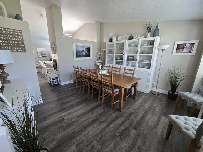 Photo - 5475 1360 W