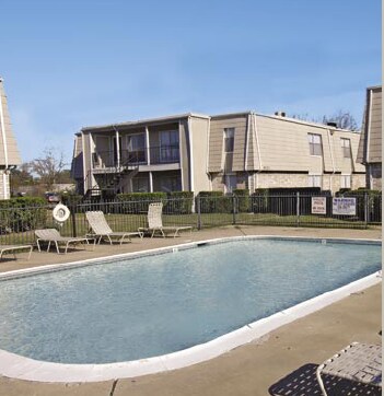 Pool - Tradewinds Apartments