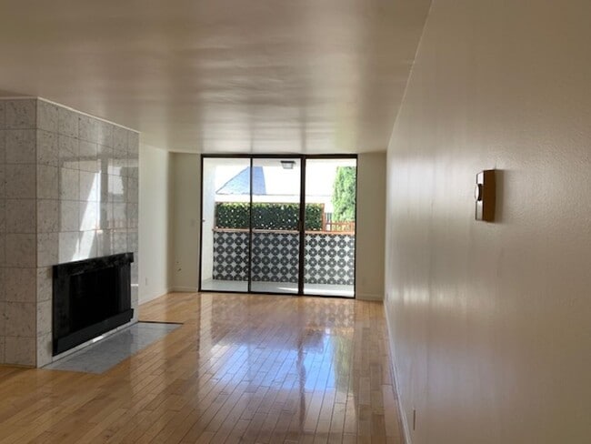 Building Photo - Rare Oppotunity: Freshly Remodeled 4-Bdrm/2-Ba Condo at 11th & Arizona in Santa Monica Unit 205